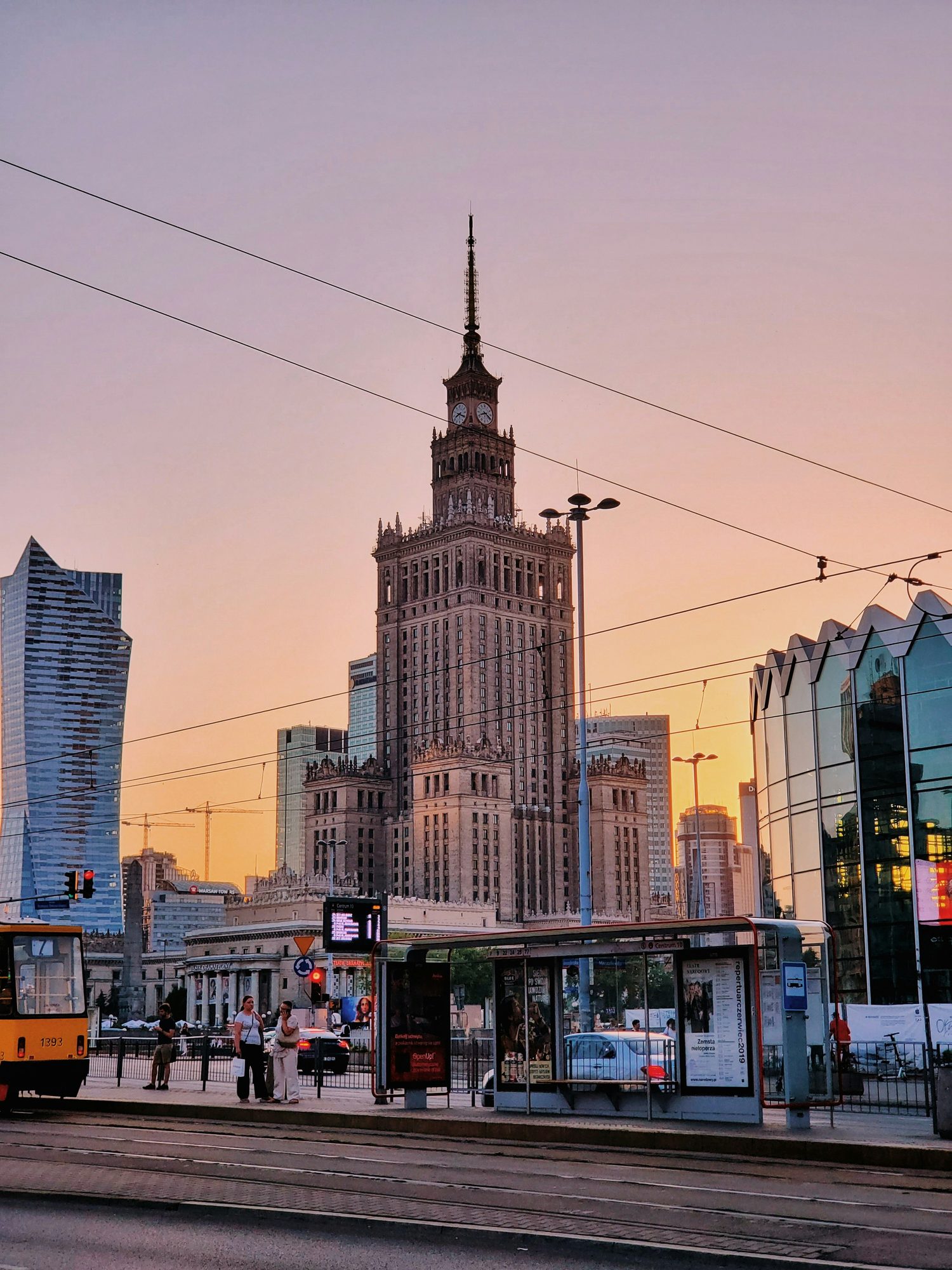 Ulica w Warszawie z tramwajem i Pałacem Kultury i Nauki w tle